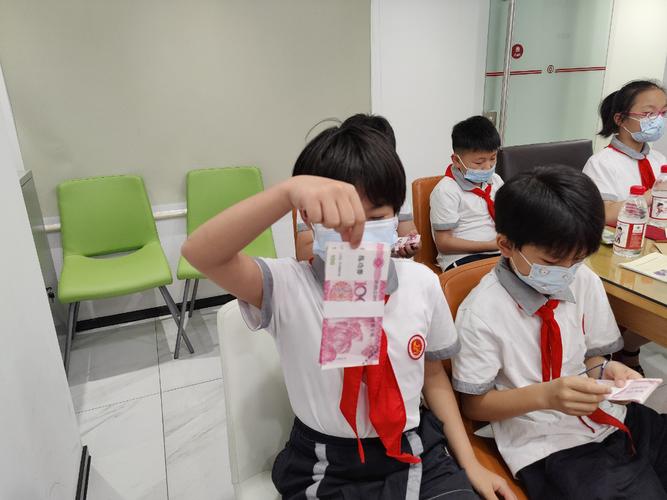 人民币中的党史教育上海市闵行区汽轮科技实验小学汽轮娃小记者团开展